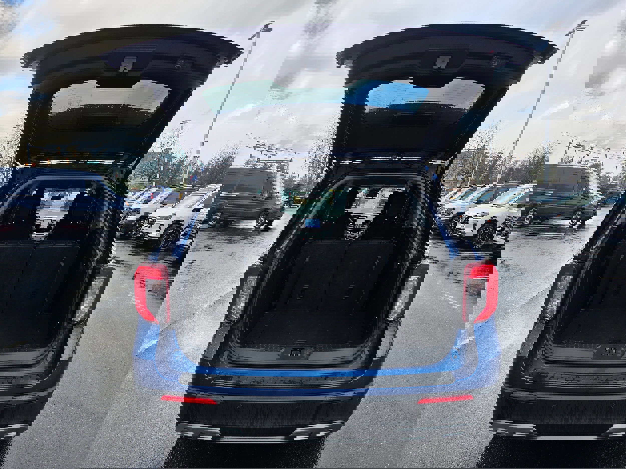 Certified 2022 Ford Explorer XLT w/ Equipment Group 202A image 9