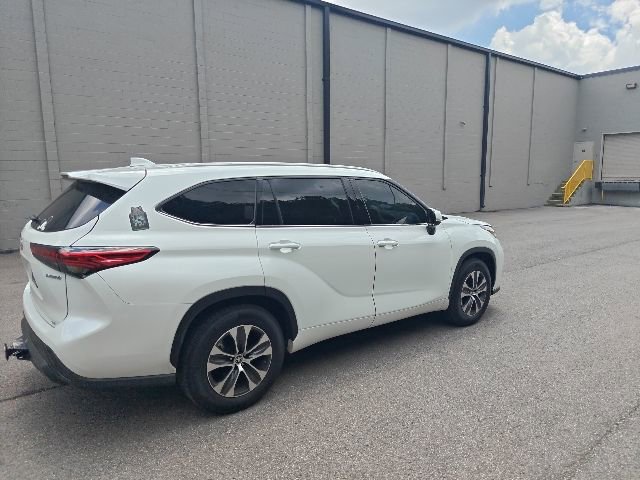 Used 2022 Toyota Highlander XLE FWD image 3