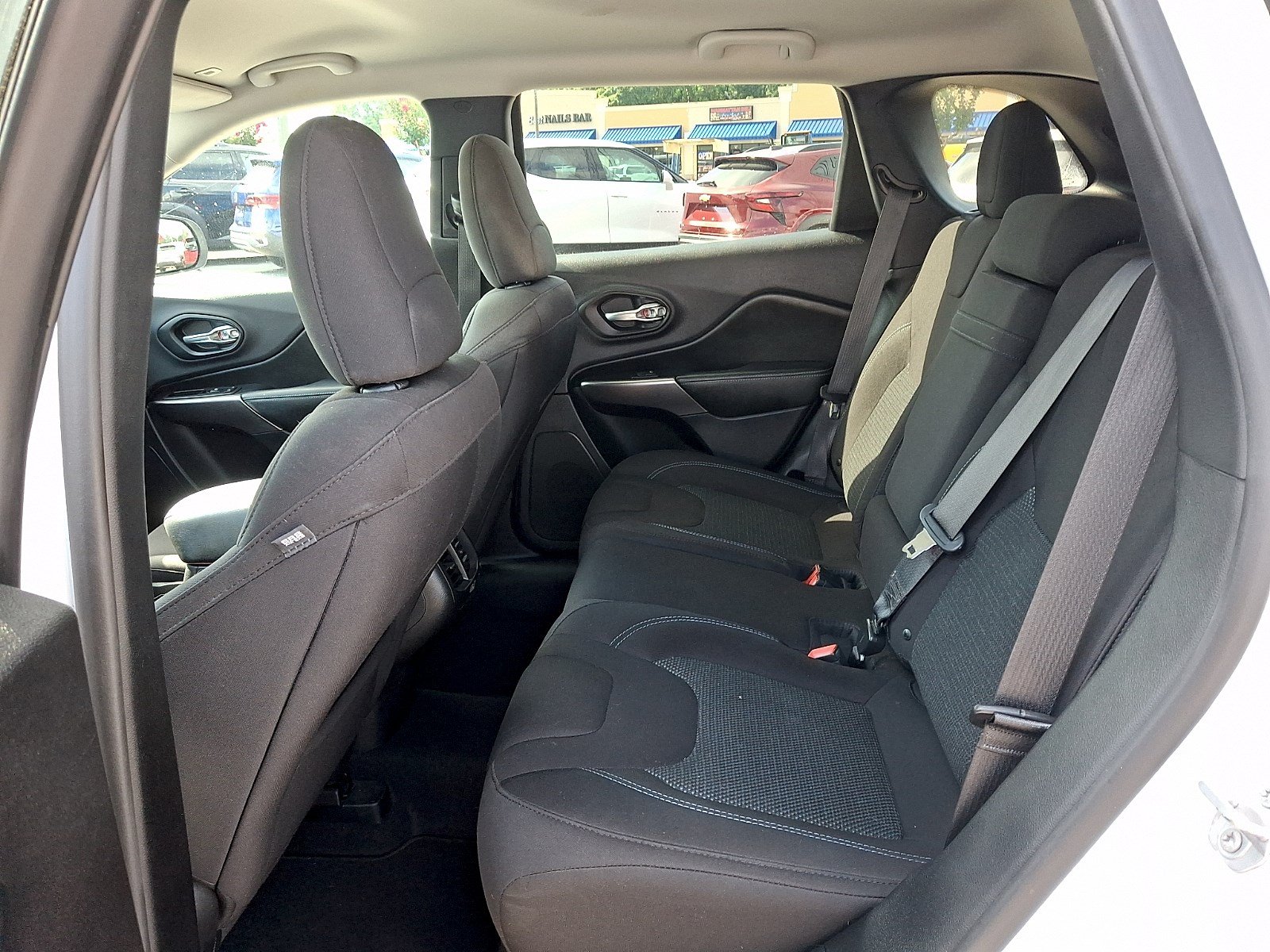 Used 2019 Jeep Cherokee Latitude w/ Popular Appearance Group FWD image 9