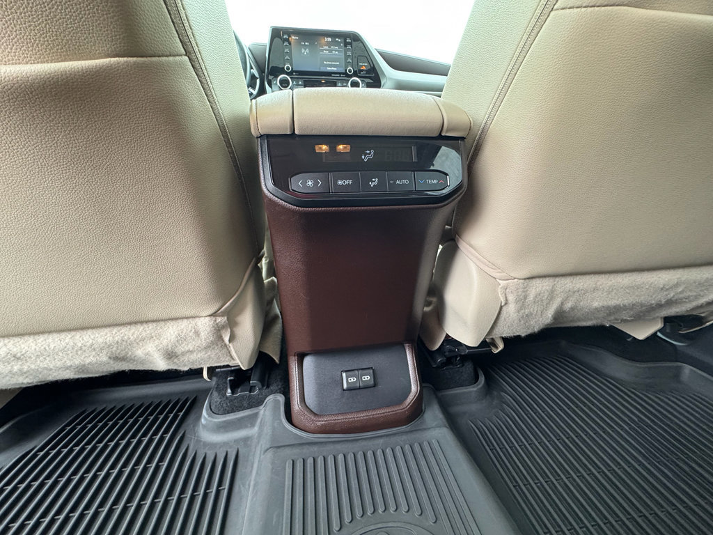 Used 2022 Toyota Highlander XLE AWD/4WD image 26
