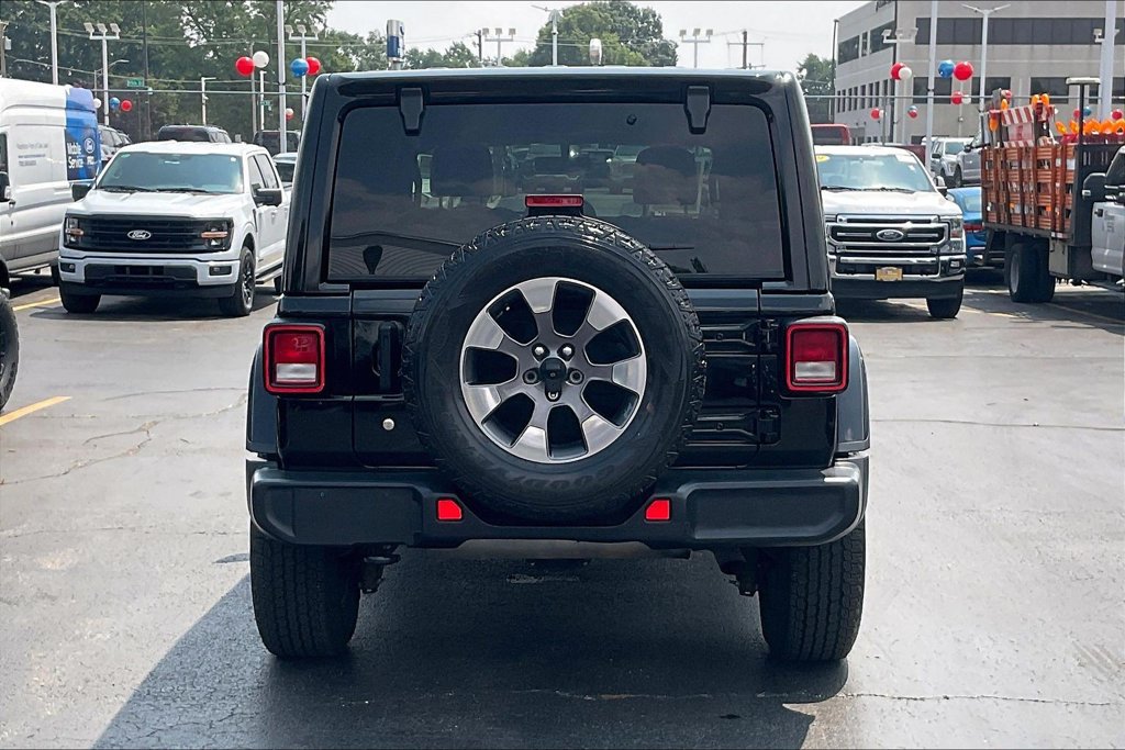 Used 2018 Jeep Wrangler Unlimited Sahara AWD/4WD image 3