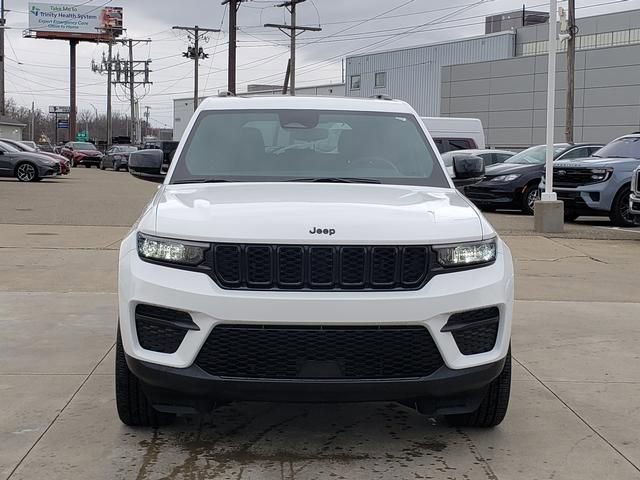 Used 2024 Jeep Grand Cherokee Altitude AWD/4WD image 3