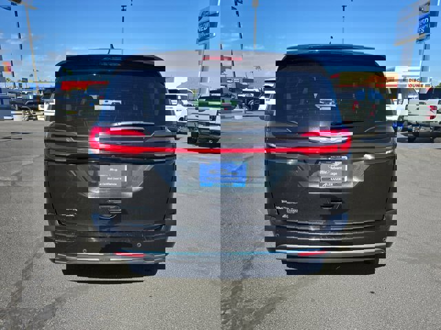 Used 2023 Chrysler Pacifica Touring-L image 11