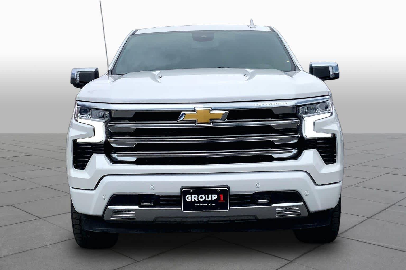 Used 2024 Chevrolet Silverado 1500 High Country w/ Z71 Off-Road Package AWD/4WD image 3