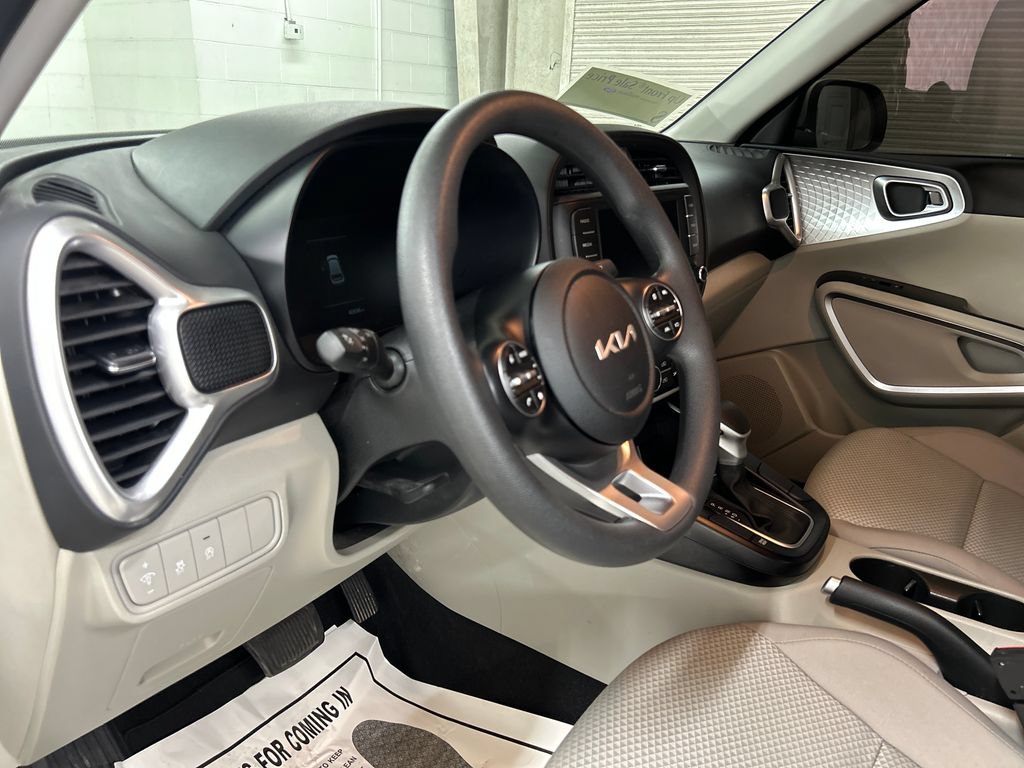 Used 2025 Kia Soul LX w/ LX Technology Package FWD image 6