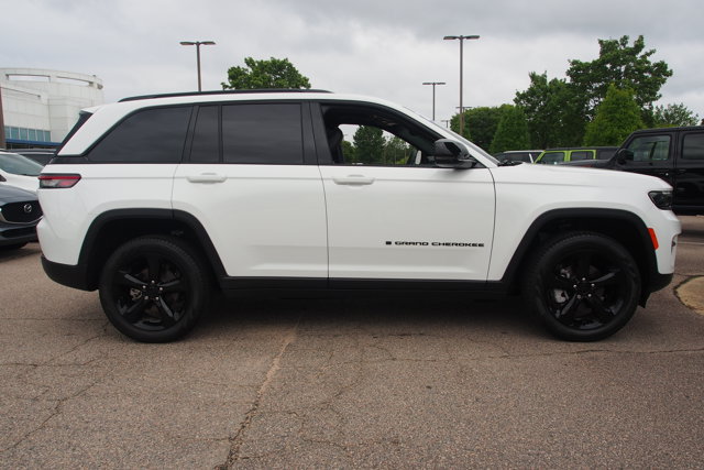 Used 2024 Jeep Grand Cherokee Limited w/ Black Appearance Package AWD/4WD image 8