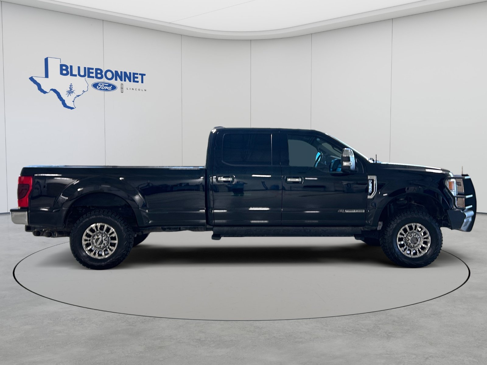 Certified 2022 Ford F350 XLT w/ XLT Premium Package AWD/4WD image 4
