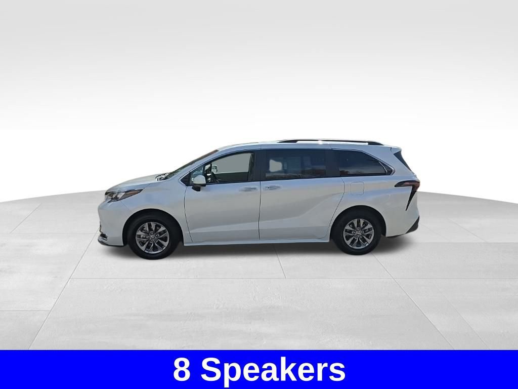 Used 2024 Toyota Sienna XLE image 6