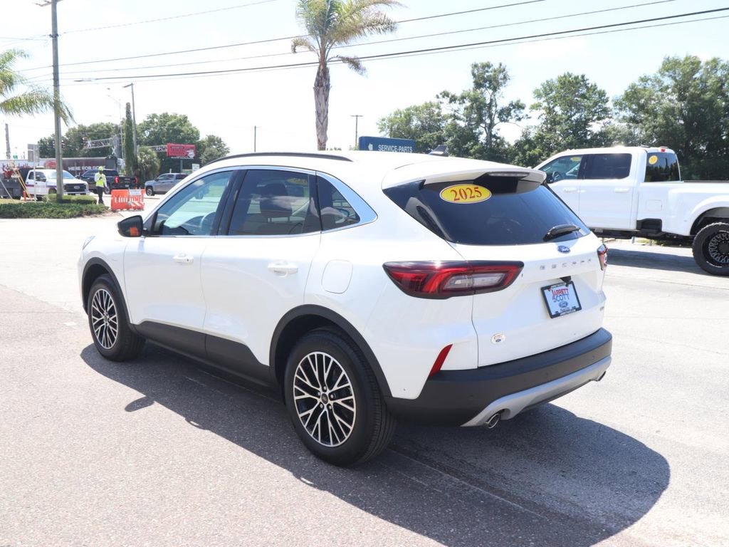 Certified 2025 Ford Escape SE FWD image 8