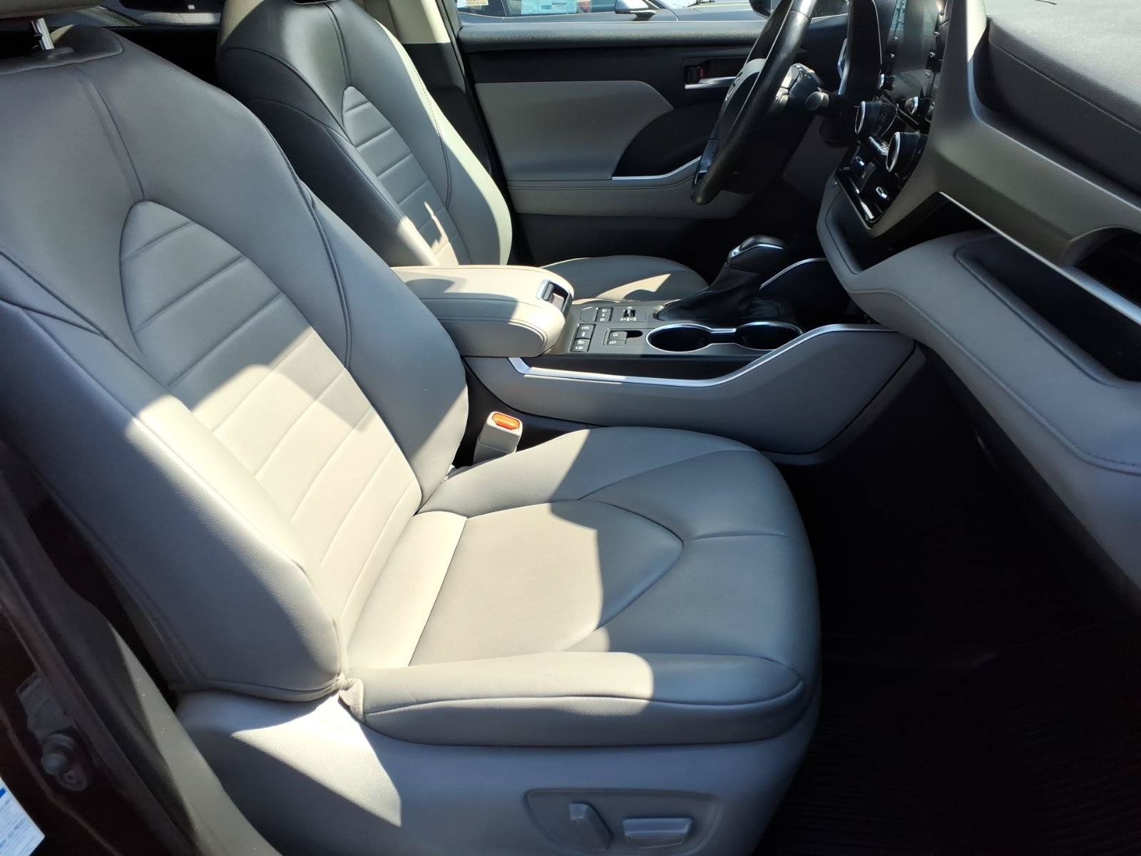 Used 2021 Toyota Highlander XLE AWD/4WD image 20