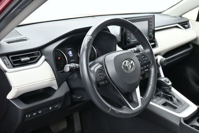 Used 2020 Toyota RAV4 XLE Premium FWD image 15