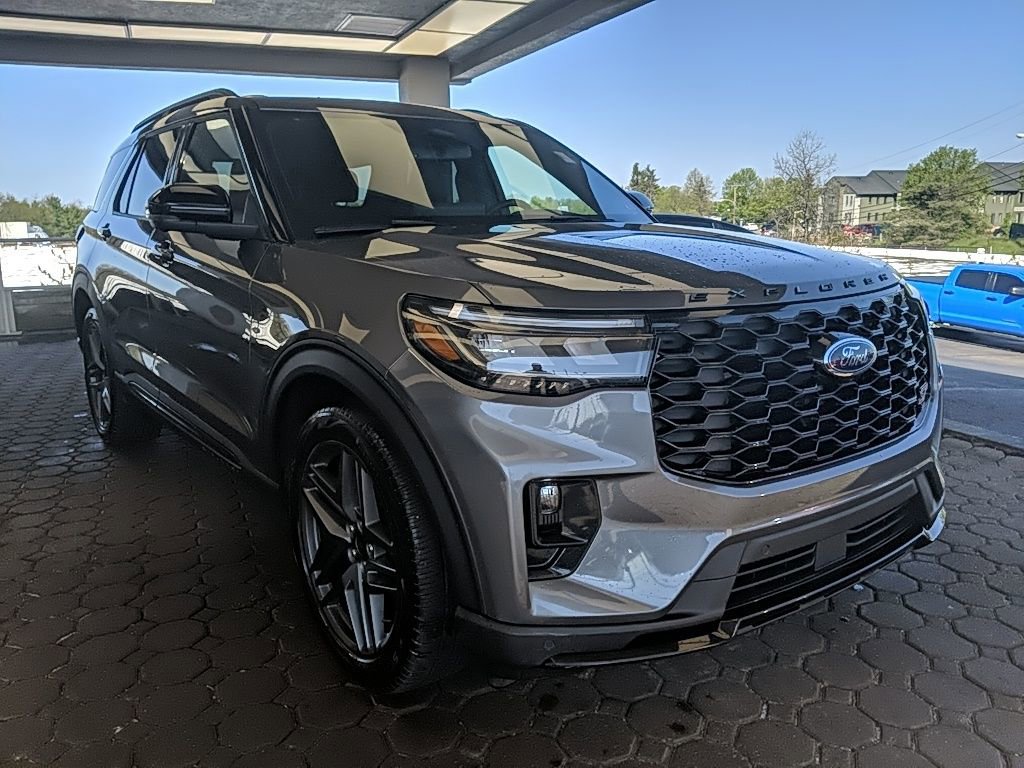 Certified 2025 Ford Explorer ST AWD/4WD image 4