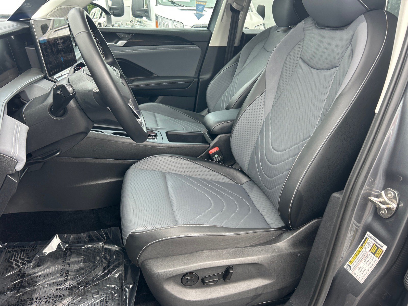 Used 2025 Volkswagen Tiguan SE AWD/4WD image 9