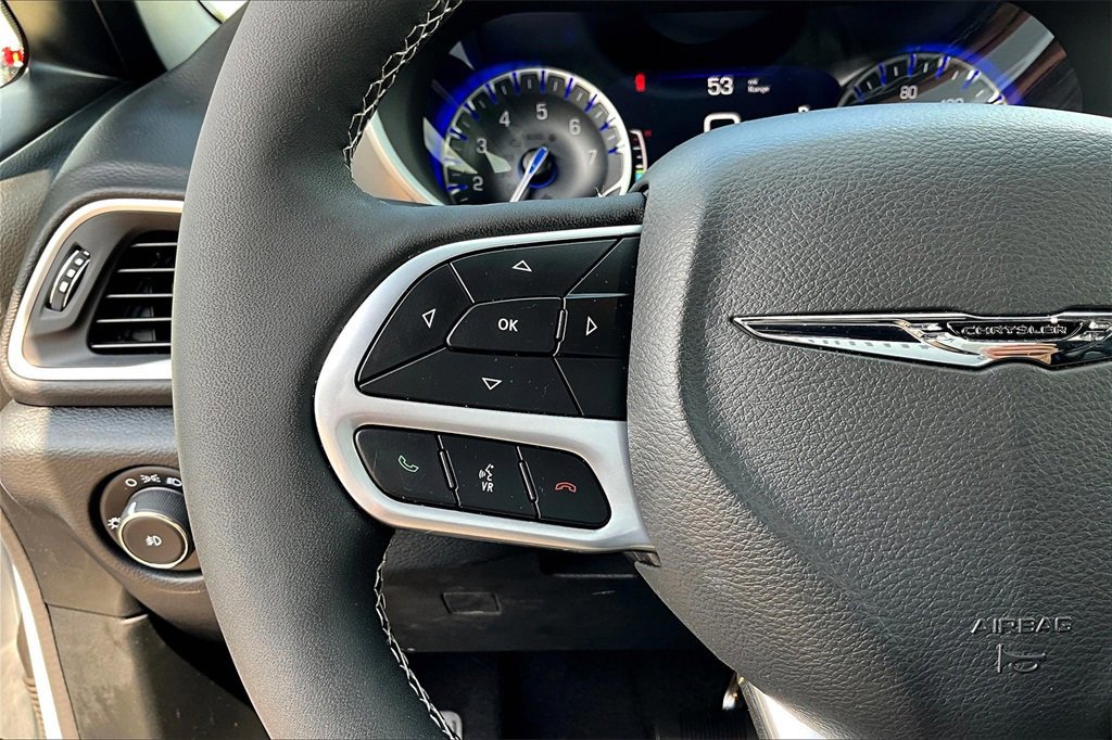 Used 2025 Chrysler Pacifica Select image 18