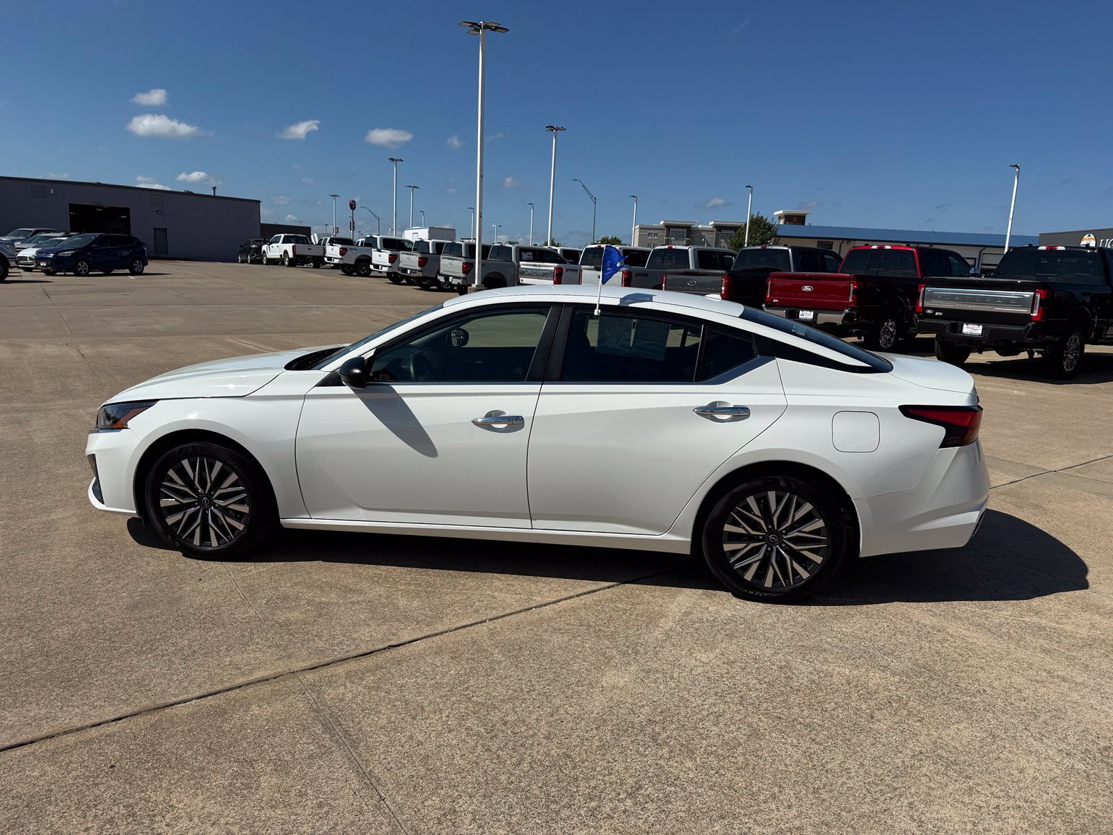 Used 2025 Nissan Altima 2.5 SV FWD image 8