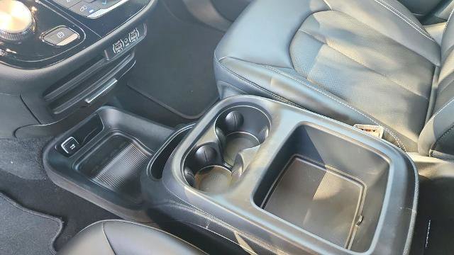 Used 2025 Chrysler Pacifica Select image 14