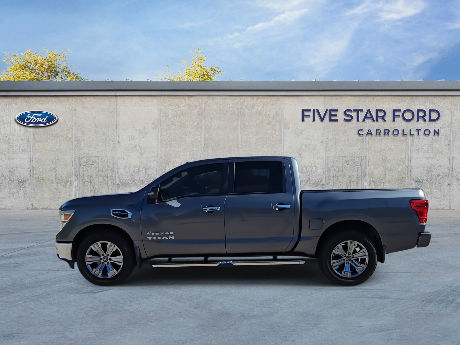 Used 2017 Nissan Titan SV image 2