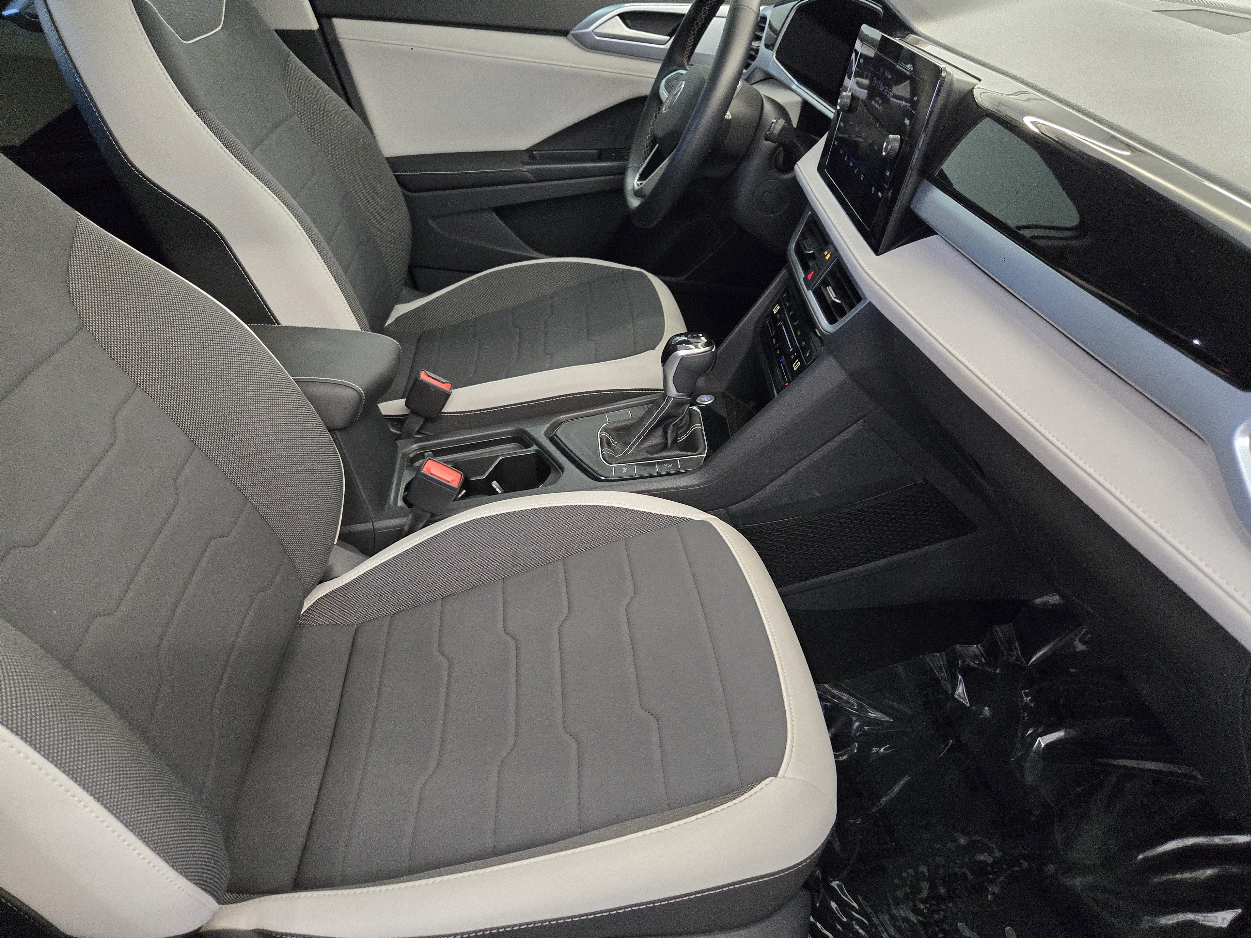 Used 2025 Volkswagen Taos SE w/ Panoramic Sunroof Package FWD image 16
