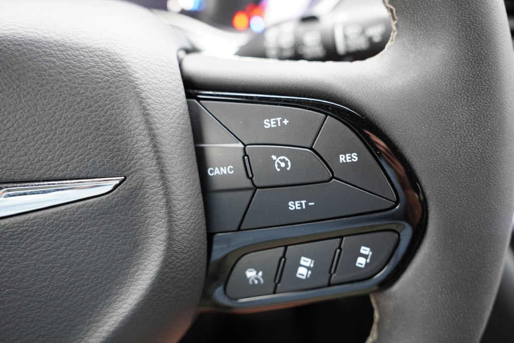 Used 2024 Chrysler Pacifica Limited FWD image 35