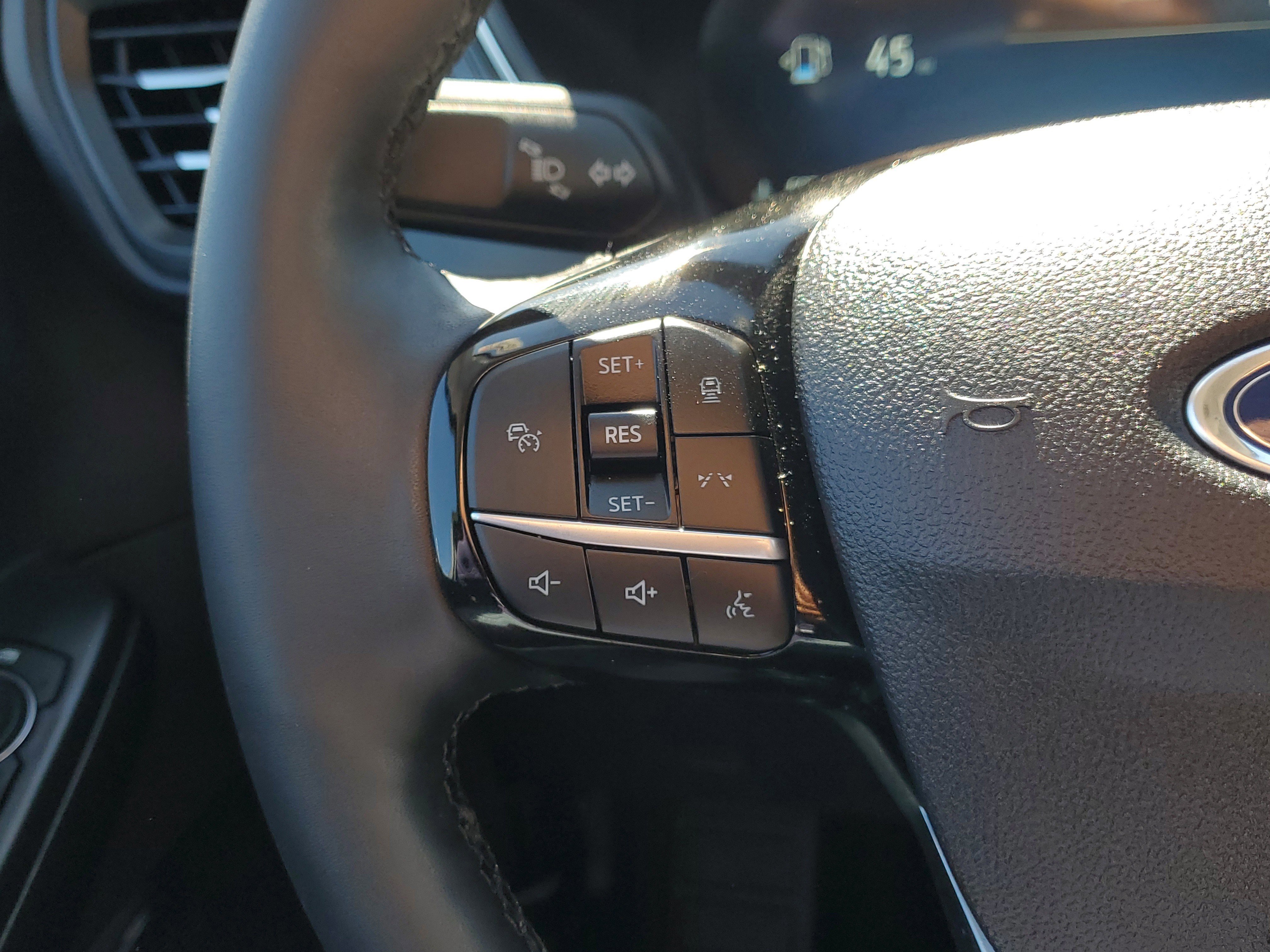 Certified 2025 Ford Escape Platinum w/ Premium Technology Package image 26