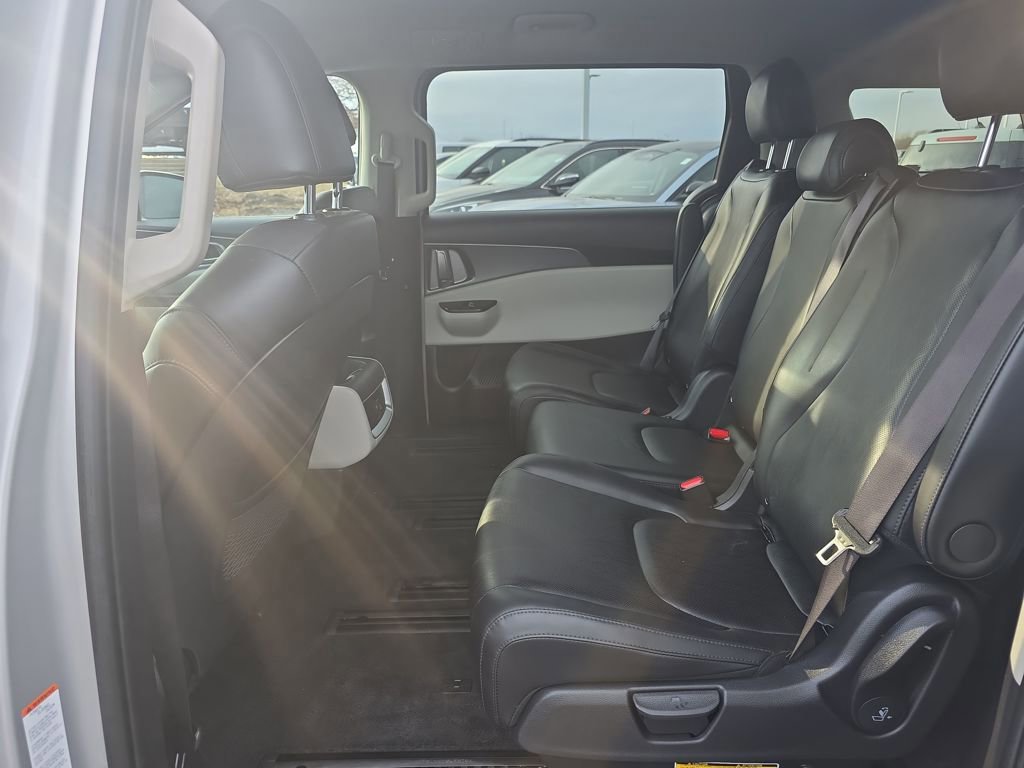 Used 2023 Kia Carnival LX image 32