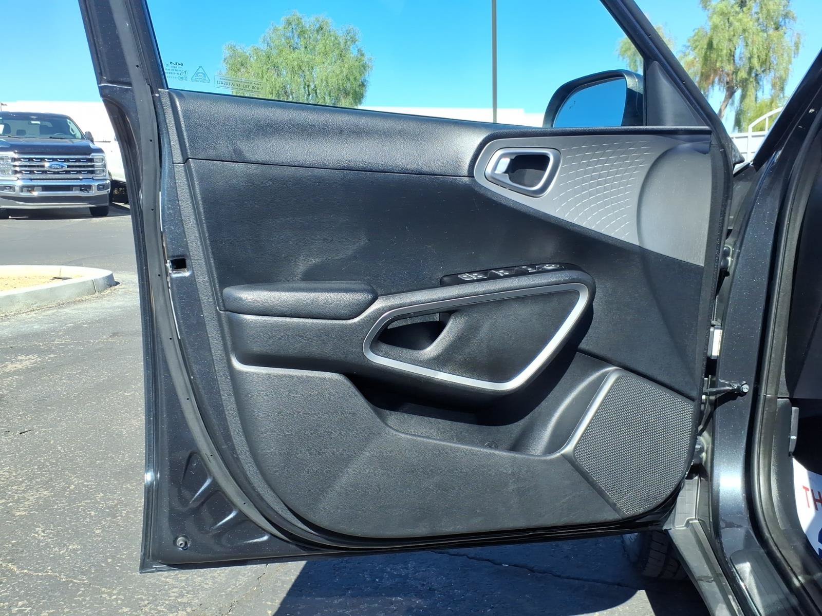 Used 2025 Kia Soul LX w/ LX Technology Package FWD image 20