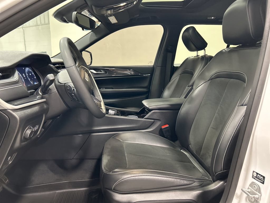 Used 2023 Jeep Grand Cherokee Altitude AWD/4WD image 11