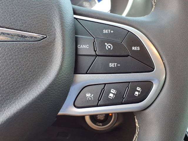 Used 2025 Chrysler Pacifica Select FWD image 15