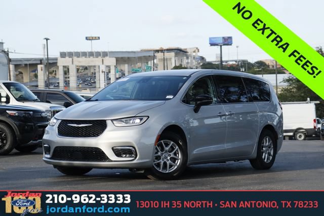 Used 2024 Chrysler Pacifica Touring-L FWD image 1
