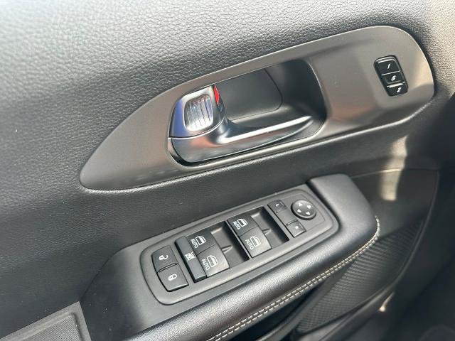 Used 2025 Chrysler Pacifica Select FWD image 14