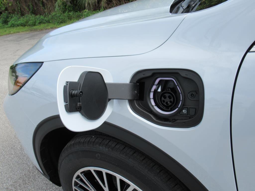 Certified 2025 Ford Escape SE w/ PHEV Premium Package image 8