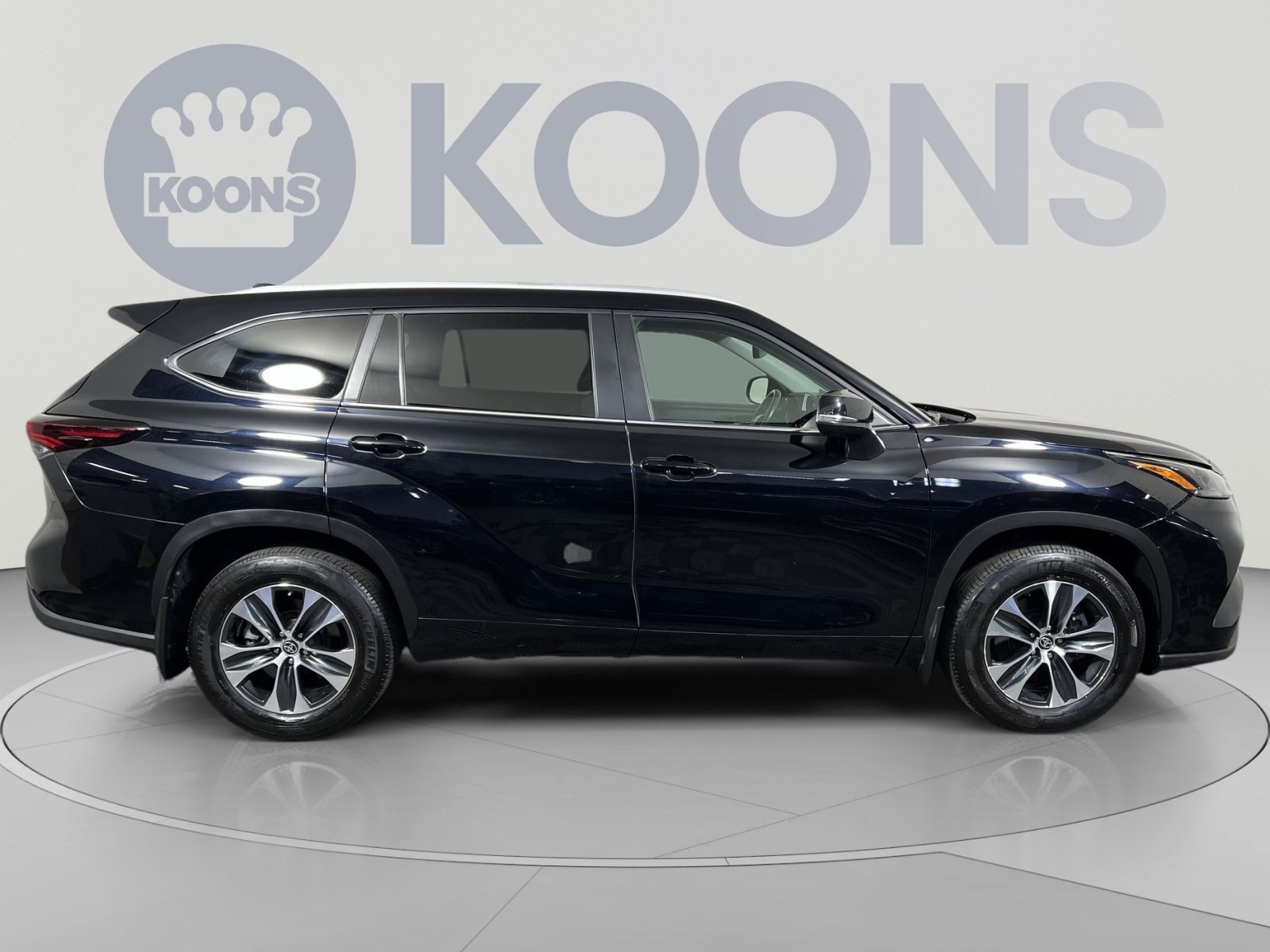 Used 2024 Toyota Highlander XLE AWD/4WD image 12