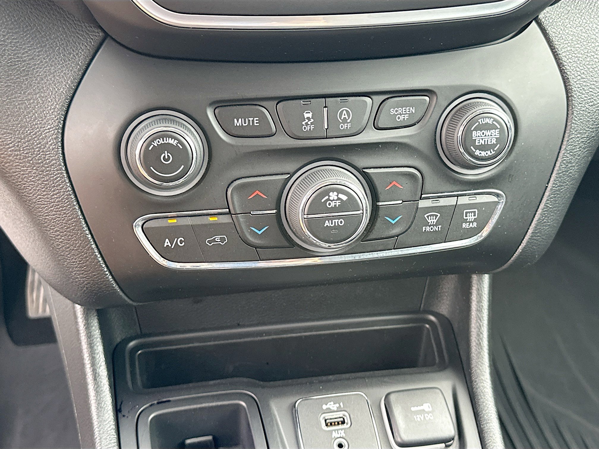 Used 2022 Jeep Cherokee Latitude Lux w/ Mopar Interior Package FWD image 15