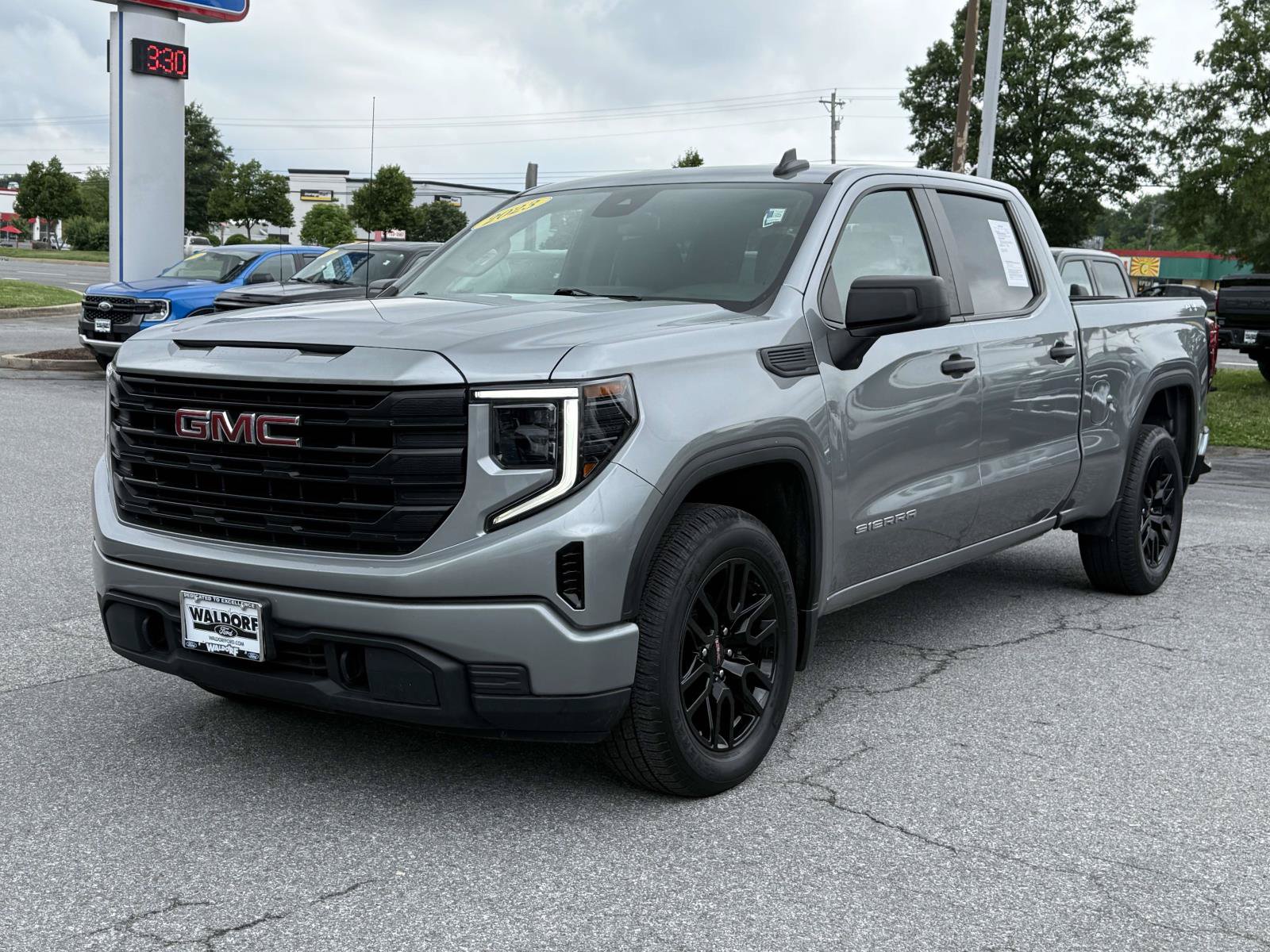 Used 2023 GMC Sierra 1500 Pro w/ Graphite Edition AWD/4WD image 5