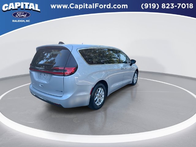 Used 2024 Chrysler Pacifica Touring-L FWD image 8