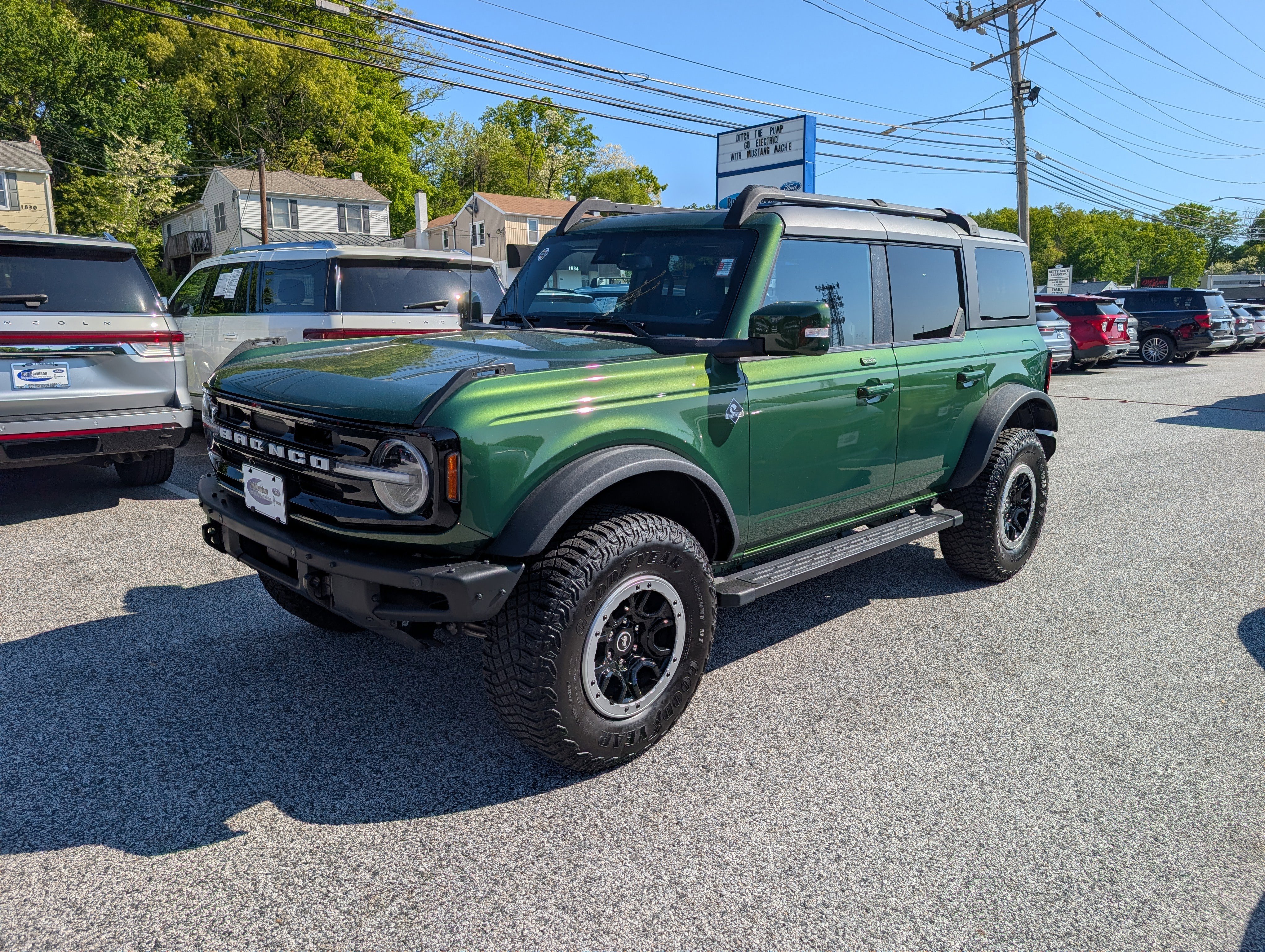 Certified 2023 Ford Bronco Outer Banks w/ Sasquatch Package AWD/4WD image 2