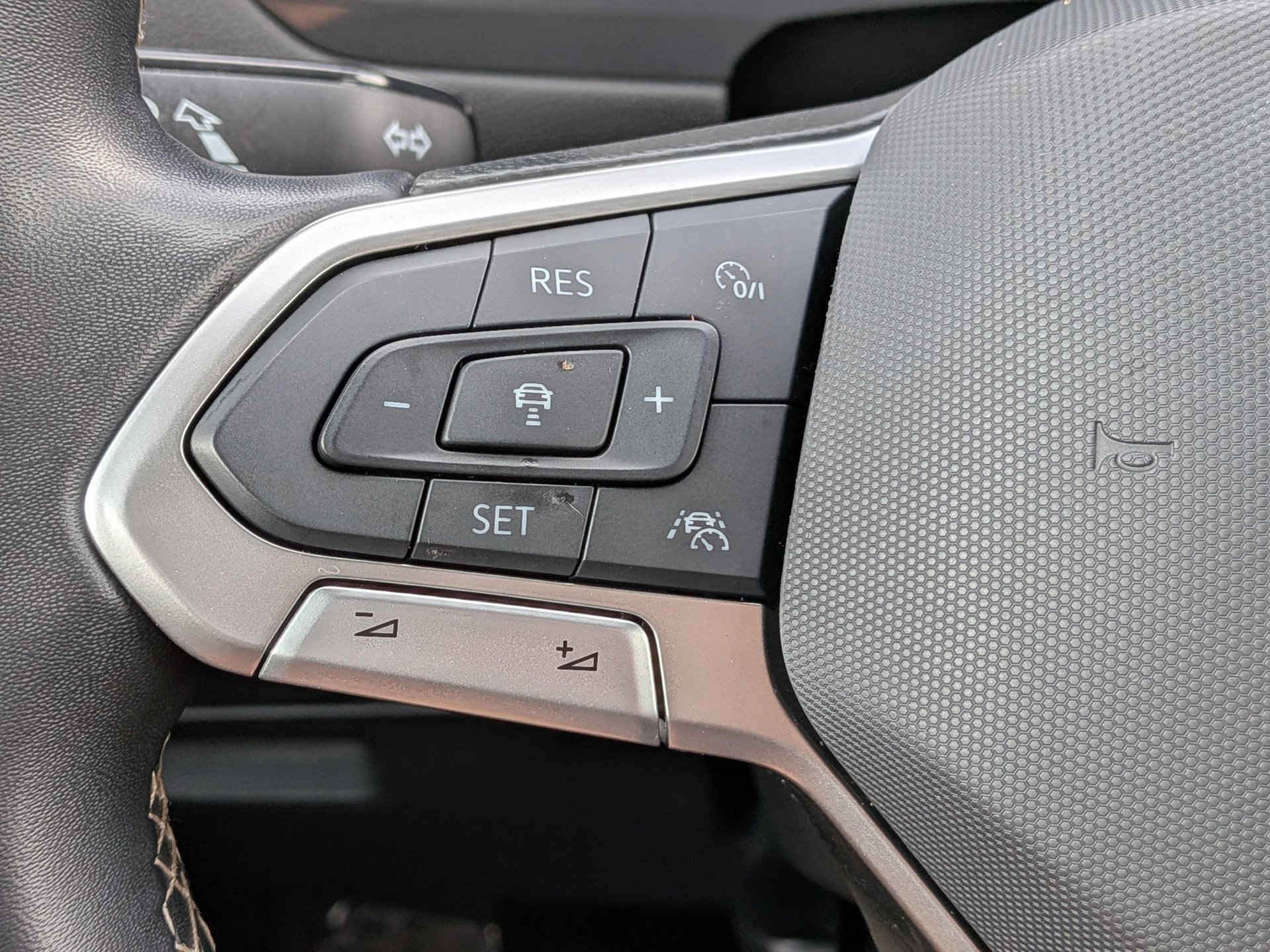 Used 2024 Volkswagen Tiguan SE FWD image 26