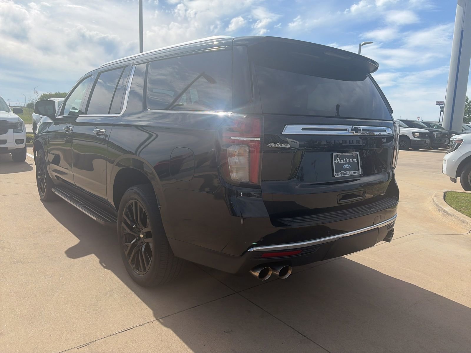 Used 2021 Chevrolet Suburban Premier w/ Premium Package RWD image 3