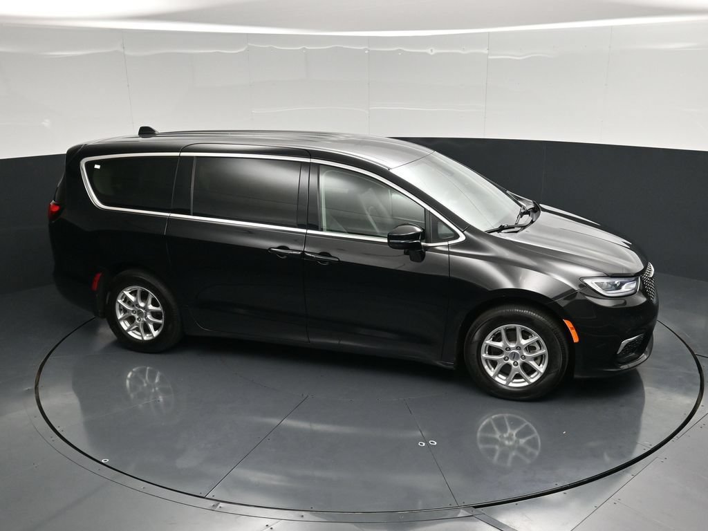 Used 2024 Chrysler Pacifica Touring-L FWD image 46