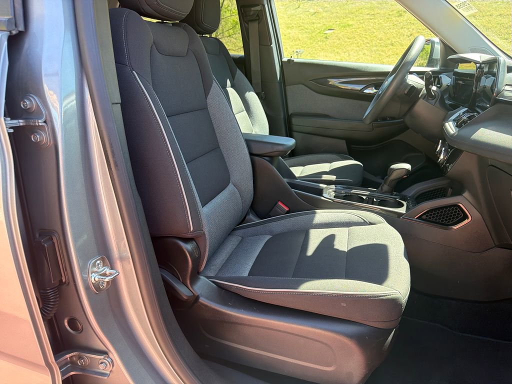 Used 2025 Chevrolet TrailBlazer LT AWD/4WD image 30