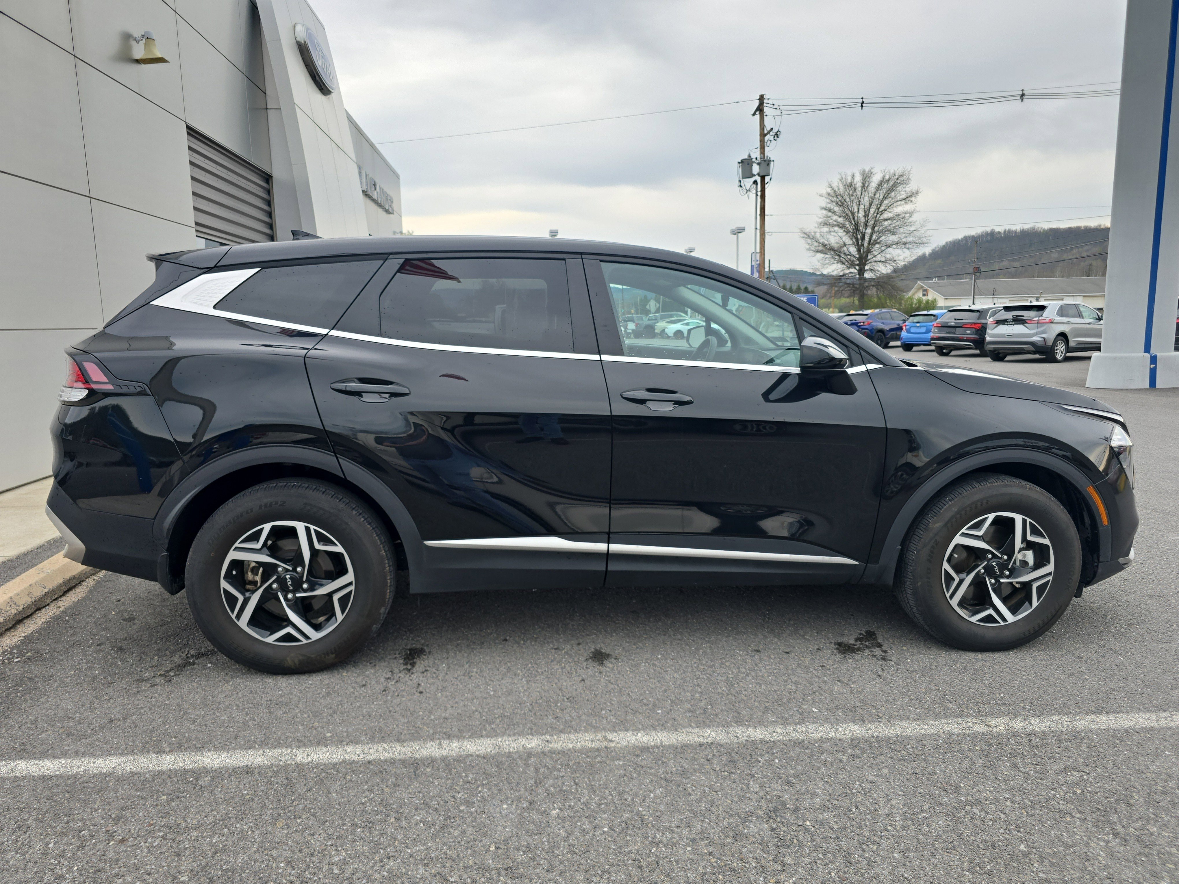 Used 2023 Kia Sportage LX AWD/4WD image 2