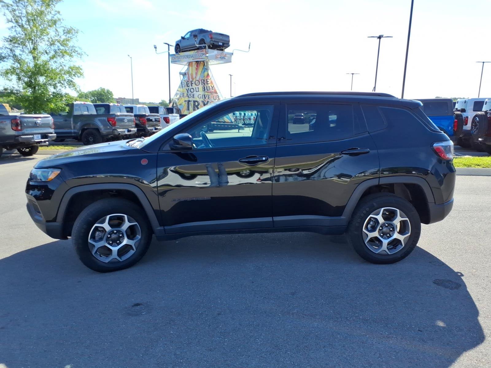 Used 2022 Jeep Compass Trailhawk w/ Trailhawk Convenience Group AWD/4WD image 6