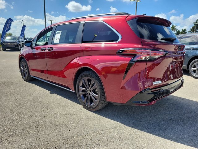 Used 2022 Toyota Sienna XSE image 2