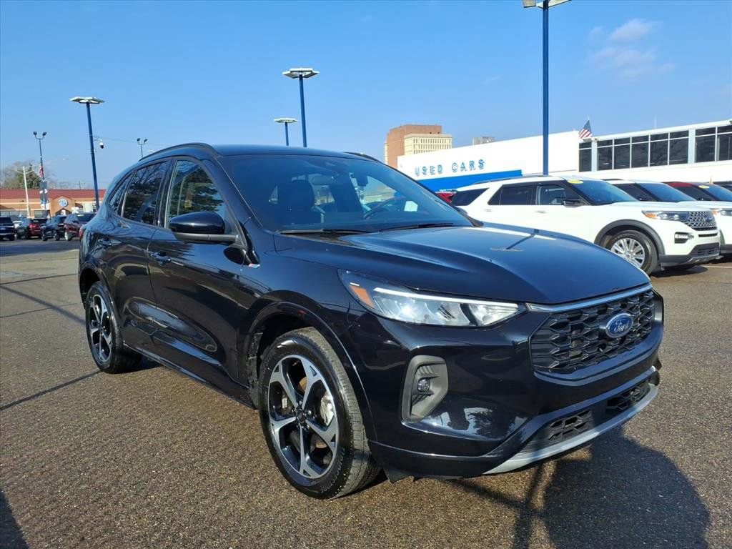 Certified 2023 Ford Escape ST-Line Select w/ Tech Pack #2 AWD/4WD image 4