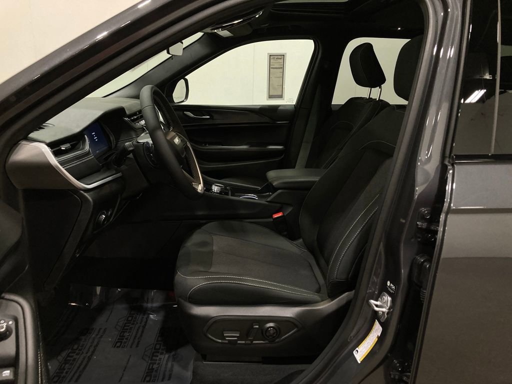 Used 2025 Jeep Grand Cherokee Laredo X image 22