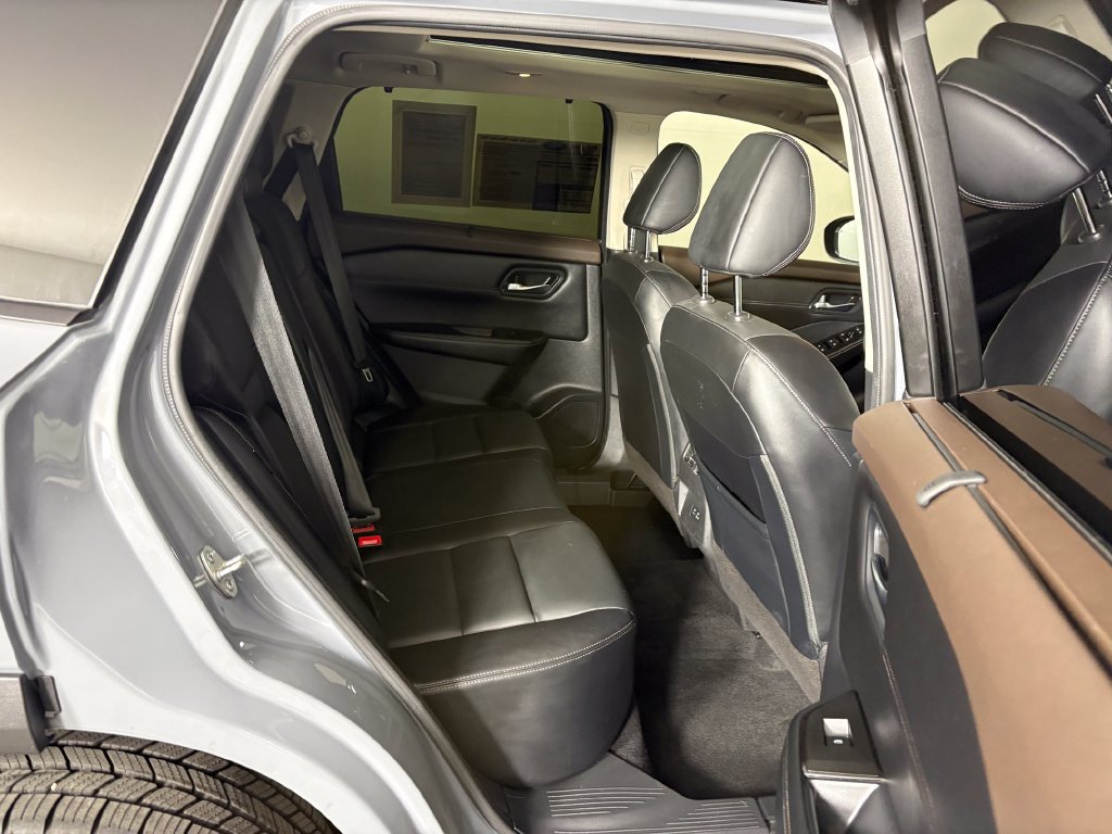 Used 2023 Nissan Rogue SV w/ SV Premium B Package FWD image 34