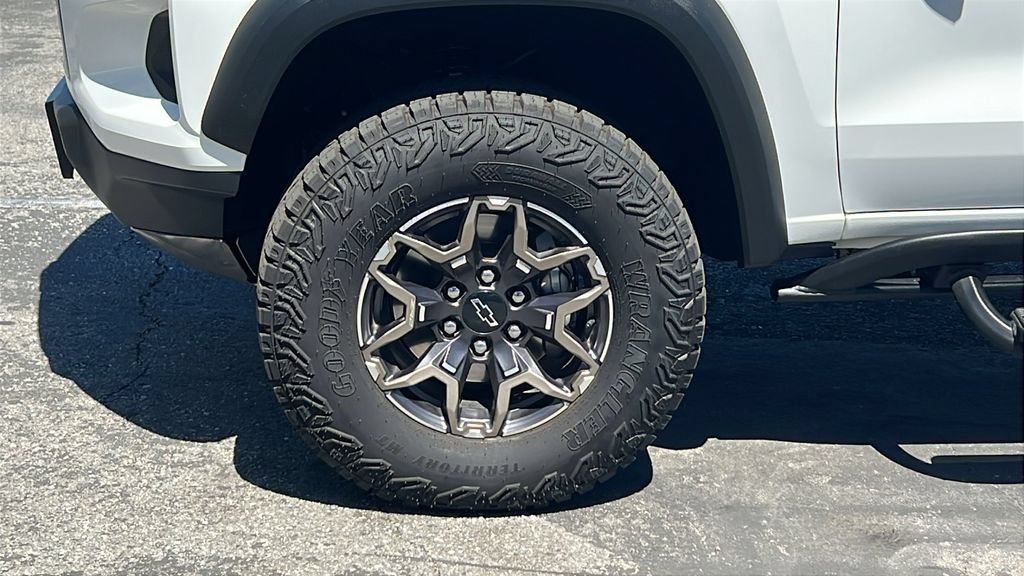 Used 2025 Chevrolet Colorado ZR2 w/ Technology Package AWD/4WD image 8