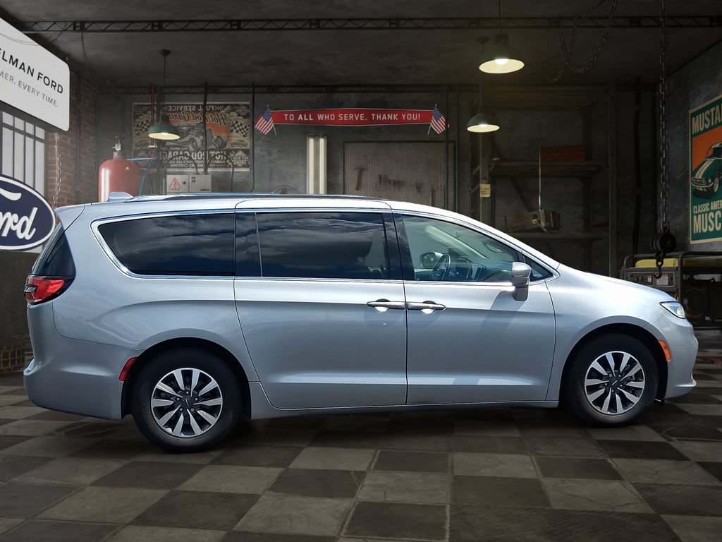 Used 2021 Chrysler Pacifica Touring-L FWD image 7