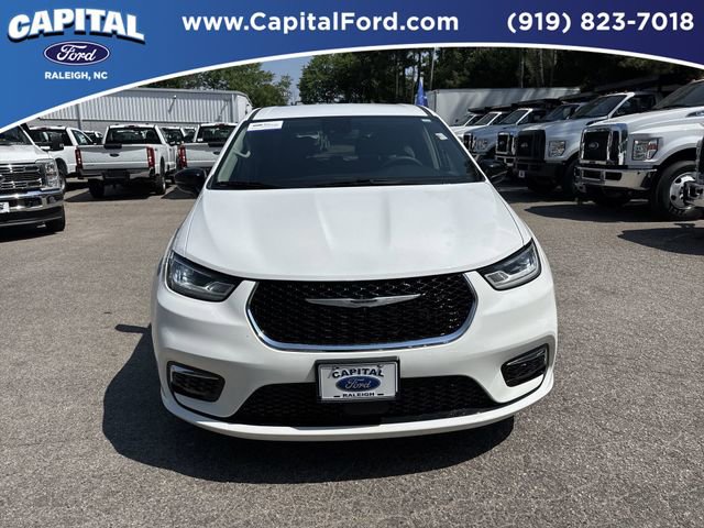 Used 2024 Chrysler Pacifica Touring-L FWD image 3
