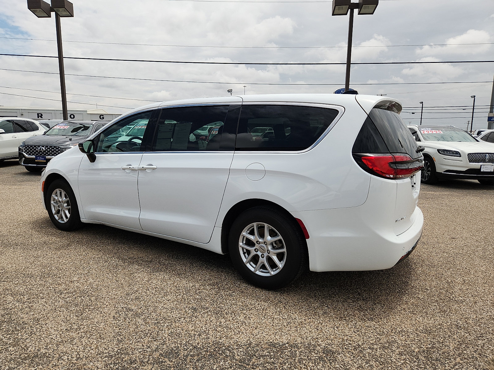 Used 2024 Chrysler Pacifica Touring FWD image 4